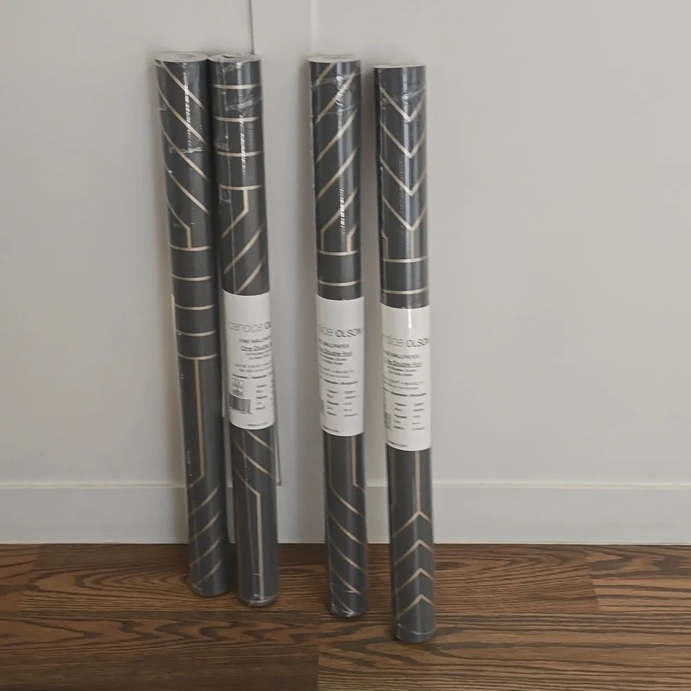 4 double rolls of wallpaper